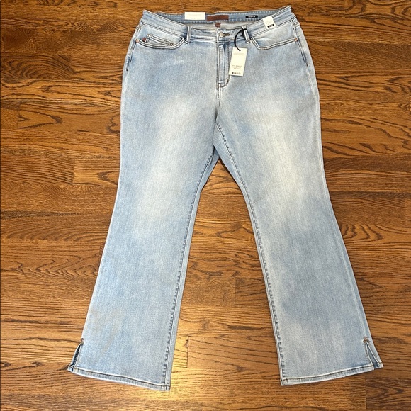 NWT Judy Blue Light Wash Slit Hem mid rise Bootcut SIZE 20W - Picture 3 of 12